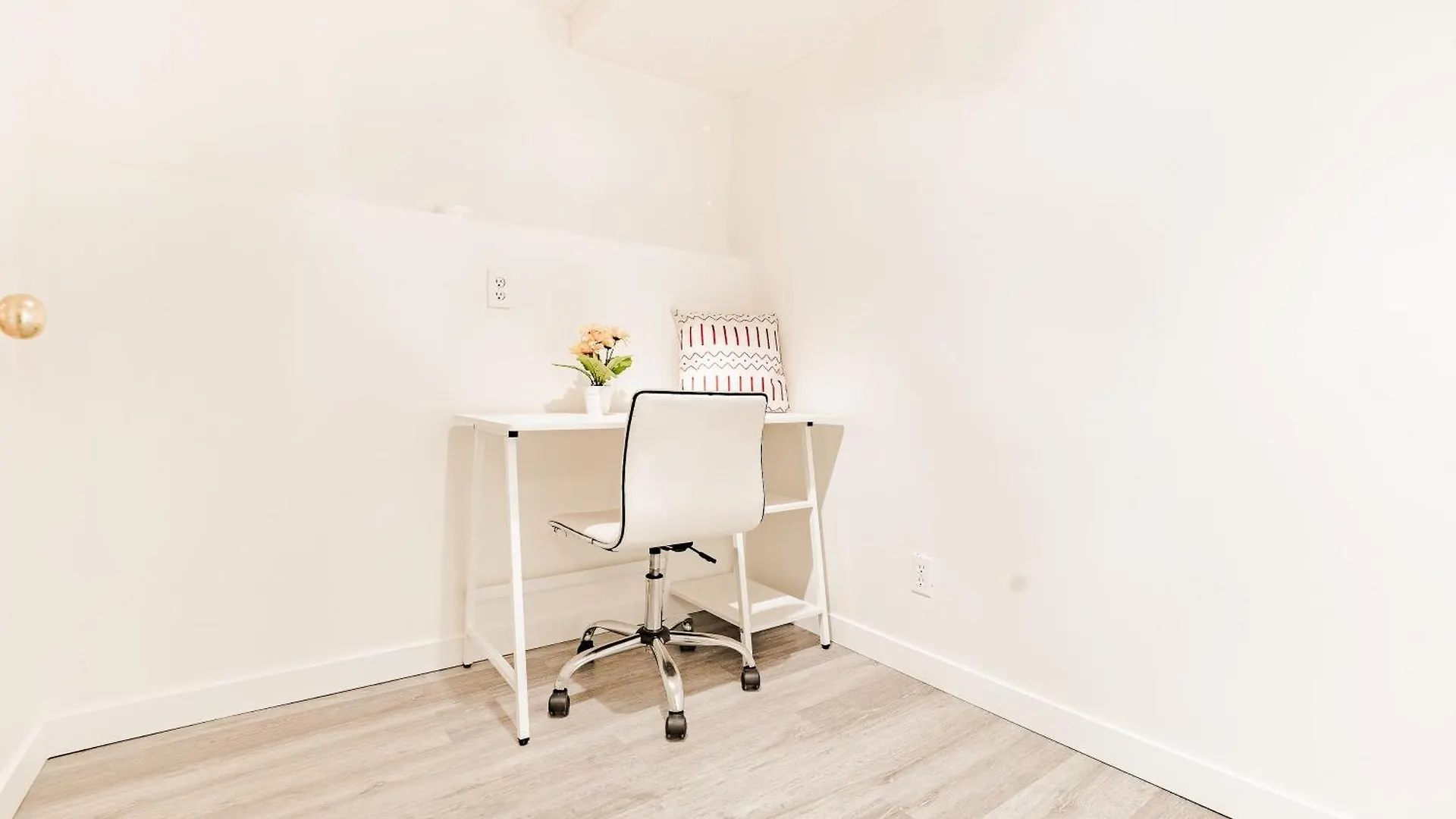 Walkout Basement Suite, 2 Bdr 4Bd, Bright And Spacious Calgary 0*,