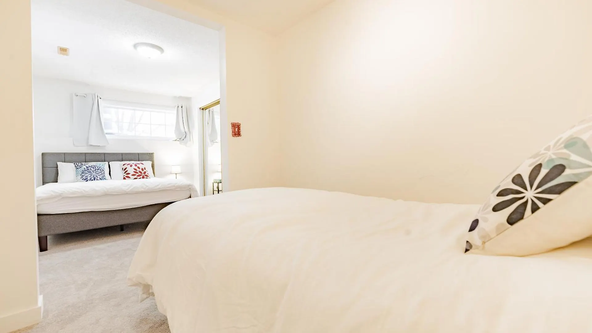 Apartment Walkout Basement Suite, 2 Bdr 4Bd, Bright And Spacious Calgary