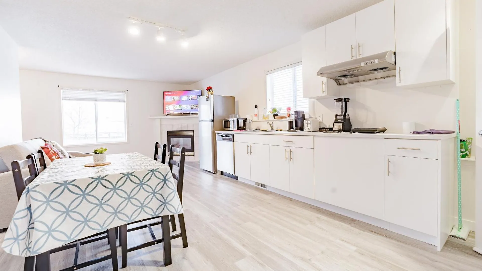 Walkout Basement Suite, 2 Bdr 4Bd, Bright And Spacious contacts